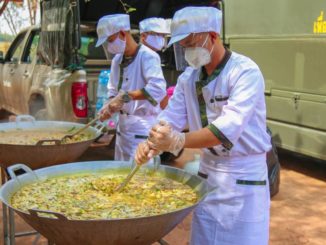 กำลังพลกองร้อยจิตอาสา จัดเต็ม 'รถครัวสนาม' ทำขนมจีนแกงไก่ แจกชาวบ้านลดภาระ 5